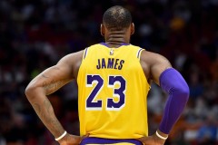 詹姆斯篮球巨星中国行：东方明珠塔合影，感受东方魅力